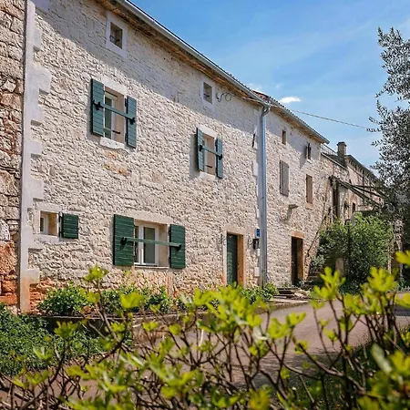 Casa *